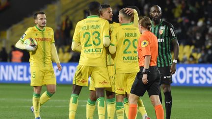 La joie des Canaris après le but de Randal Kolo Muani face à Lens le 10 décembre 2021. (SEBASTIEN SALOM-GOMIS / AFP)