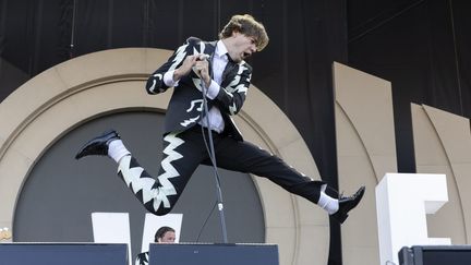 Pelle Amqvist, chanteur du groupe suédois The Hives, en concert au Old Trafford Cricket Club, à Manchester (Royaume-Uni), le 2 juin 2023. (MIKE GRAY / AVALON / MAXPPP)