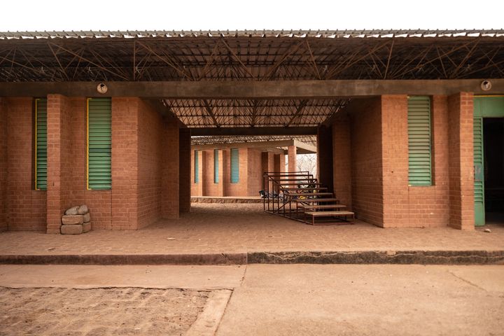 Le&nbsp;"village-opéra" de l'architecte Francis Kéré à&nbsp;Laongo, au Burkina, le 16 mars 2022 (OLYMPIA DE MAISMONT / AFP)