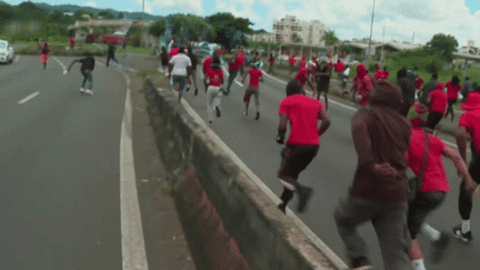 Martinique : des manifestants et des policiers blessés sur un barrage contre la vie chère (France 2)