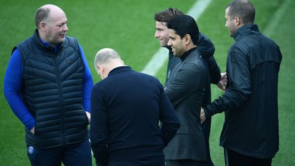 Nasser Al-Khelaïfi, le président du PSG, entouré d'autres membres de la direction. (FRANCK FIFE / AFP)