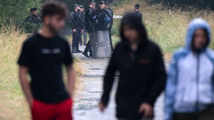 Des gendarmes et des participants à une fête interdite&nbsp;à Redon (Ille-et-Vilaine),&nbsp;le 19 juin 2021. (LOIC VENANCE / AFP)