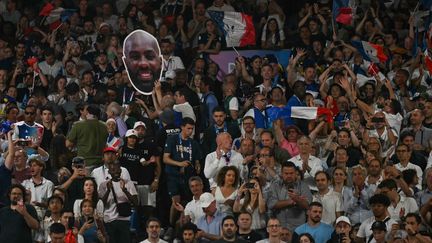 Le public de l'Arena Champ-de-Mars a poussé Romane Dicko et Teddy Riner lors de leur journée de compétition à l'occasion des Jeux olympiques de Paris, le 2 août 2024. (LUIS ROBAYO / AFP)