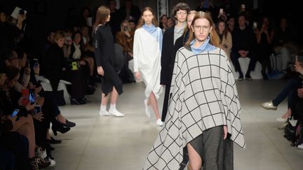 Le masculin et le féminin s'entrecroisent chez Lucio Vanotti, étoile montante de la mode italienne et adepte de l'unisexe mais avec un accent plus prononcé pour le vestiaire féminin cette saison. Le designer manie les étoffes, jouant sur les volumes à travers des ensembles comme sculpté ou, au contraire en enveloppant de près le corps avec différentes strates de tissus impalpables dans des tons clairs et neutres : rose, chair et blanc. De grands châles-couvertures se transforment en jupes ou ponchos. Ici et là, les asymétries des coupes accentuent le mouvement, tout en maintenant un juste équilibre pour des vêtements fluides.
 (WWD/Shutterstock/SIPA)