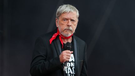 Le chanteur Renaud donne un concert pendant la Fête de l'Humanité, à La Courneuve (Seine-Saint-Denis), le 17 septembre 2017. (MICHEL STOUPAK / NURPHOTO / AFP)