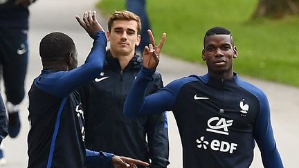 Antoine Griezmann et Paul Pogba arrivent à l'entraînement au centre de Clairefontaine (Yvelines), le 17 juin 2016. (FRANCK FIFE / AFP)