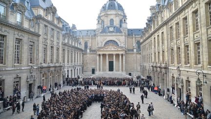 &nbsp; (Hommage aux victimes des attentats du 13 novembre lors d'une minute de silence en présence du Chef de l'Etat, à la Sorbonne, 16 novembre 2015 © Maxppp)