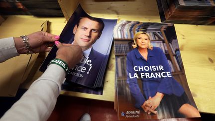 Les affiches officielles d'Emmanuel Macron et Marine Le Pen, avant le second tour de la présidentielle 2017.&nbsp; (ERIC GAILLARD / REUTERS)