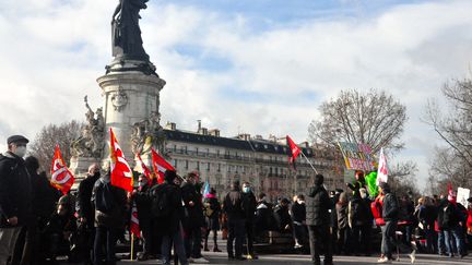 Des manifestants contre la proposition de loi sur la "sécurité globale" réunis sur la place de la République, à Paris, le 30 janvier 2021. (FLORENCE GALLEZ / SPUTNIK / AFP)