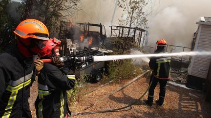 Des pompiers interviennent dans un camping de Fr&eacute;jus (Var), le 27 juillet 2015. (MAXPPP)