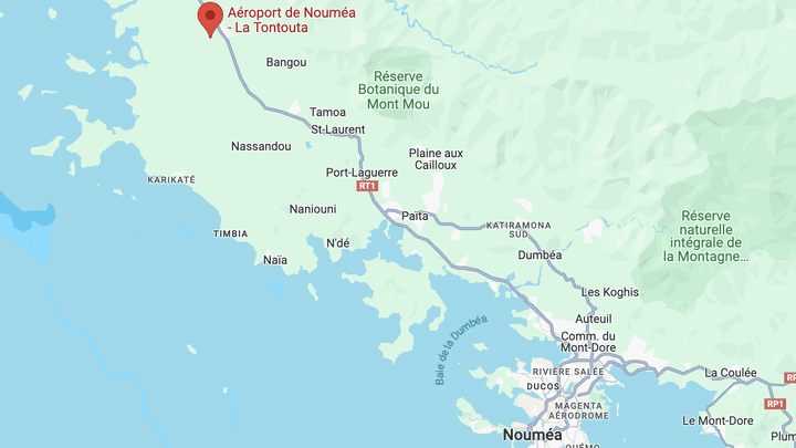 Le sud de la grande île de Nouvelle-Calédonie, la Grande Terre, avec l'aéroport de La Tontouta, près de Nouméa, sur une carte Google Maps capturée le 19 mai 2024. (CAPTURE D'ECRAN GOOGLE MAPS)