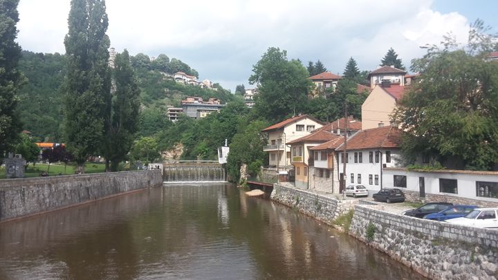 Les rives de la Miljacka, la rivière qui traverse Sarajevo.&nbsp;Plus de 20 ponts&nbsp;enjambent la rivière, dont un réalisé par Gustave Eiffel (EMMANUEL LANGLOIS)