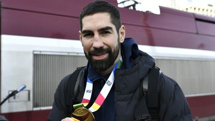 Nikola Karabatic avec sa médaille de champion d'Europe, le 23 janvier 2024. (STEPHANE DE SAKUTIN / AFP)