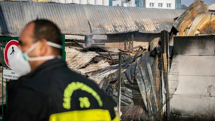 Un pompier de Seine-Maritime, dans l'usine de Lubrizol à Rouen, le 27 septembre 2019.&nbsp; (LOU BENOIST / AFP)