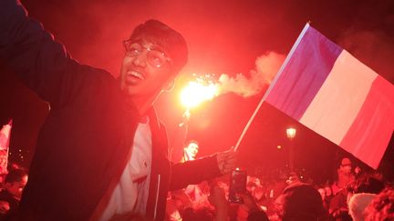 Des supporters de l'équipe de France réunis place de la Concorde à Paris, le 19 décembre 2022. (QUENTIN DE GROEVE / HANS LUCAS / AFP)