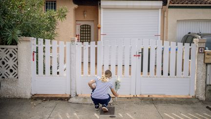 Des fleurs sont déposées devant la maison où a été tué Émilio. (IDRISS BIGOU-GILLES / AFP)