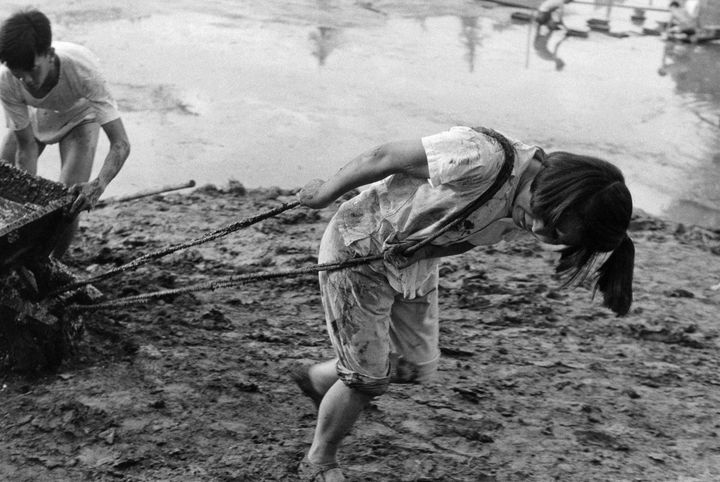 Henri Cartier-Bresson,&nbsp;Construction de la piscine de l’Université de Pékin par les étudiants, juin 1958. (© Fondation Henri Cartier-Bresson / Magnum Photos)