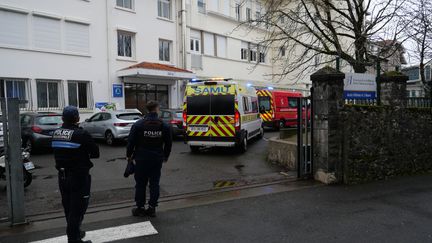 Devant le collège-lycée Saint-Thomas d'Aquin de Saint-Jean-de-Luz où une professeure est morte après avoir été poignardée par un élève, le 22 février 2023. (VINCENT DEWITTE / MAXPPP)