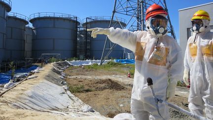 Le ministre de l'Industrie japonais (casque rouge), lors d'une visite de la centrale de&nbsp;Fukushima (Japon), le 26 ao&ucirc;t 2013.&nbsp; (TEPCO / AFP)