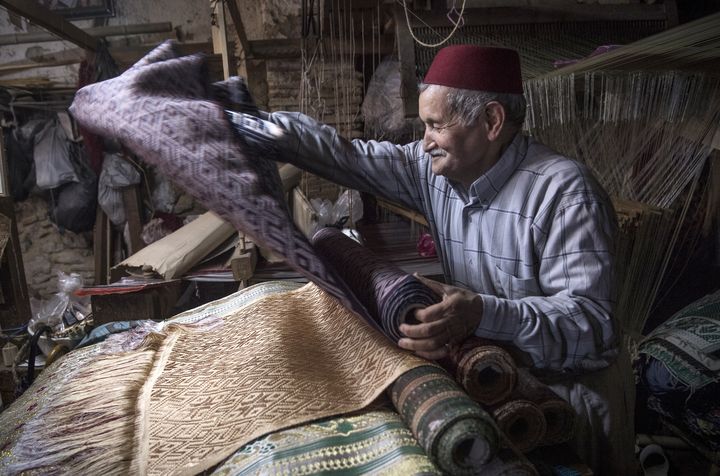 Abdelkader Ouazzani, le dernier maître du brocart, dans son atelier à Fes le 10 avril 2019 (FADEL SENNA / AFP)