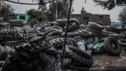 A Mit al-Harun, village du delta du Nil situé à 70 kilomètres au nord du Caire, le recyclage des pneus est une tradition qui se perpétue de génération en génération. Le village est devenu le principal centre de recyclage du caoutchouc d’Egypte.&nbsp; &nbsp; (KHALED DESOUKI / AFP)