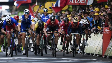 Nacer Bouhanni loin derrière Marcel Kittel (YORICK JANSENS / BELGA MAG)