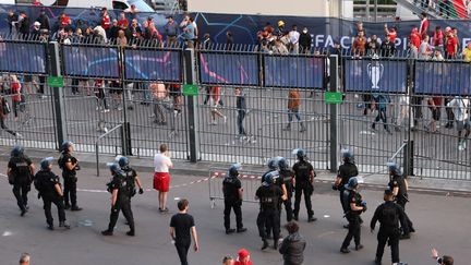 La police devant le Stade de France avant la finale de Ligue des champions entre Liverpool et le Real Madrid, le 28 mai 2022. (THOMAS COEX / AFP)