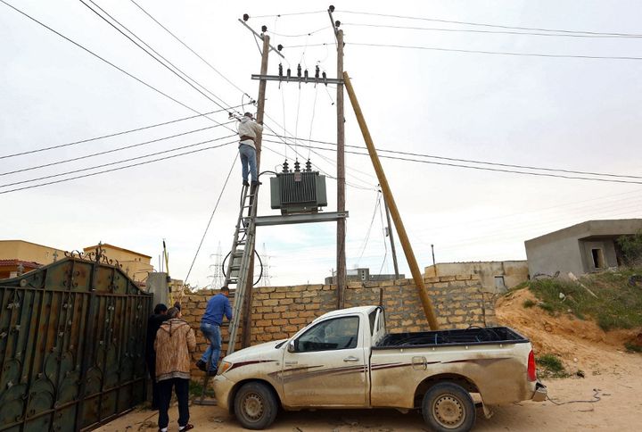 Remettre le réseau à niveau est une gegeure pour Gecol, la compagnie nationale libyenne d'électricité. En fait, depuis 2011 et la chute du régime de Kadhafi, les investissements n'ont pas suivi la hausse de la consommation d'électricité. (MAHMUD TURKIA / AFP)