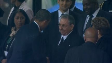 Barack Obama et Raul Castro se saluent, le 10 d&eacute;cembre 2013, &agrave; Soweto (Afrique du Sud). (  FRANCETV INFO )