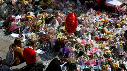 Des fleurs déposée sur Albert Square, à Manchester, le 24 mai 2017, en hommage aux victimes de l'attentat de la Manchester Arena. (PETER NICHOLLS / REUTERS)