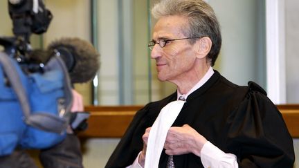 L'avocat Thierry Lévy s'adresse aux journalistes, au palais de justice de Douai, le 5 décembre 2005. (PHILIPPE HUGUEN / AFP)