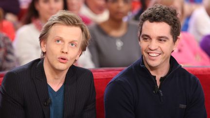 Alex Lutz et Bruno Sanches qui forment le duo "Catherine et Liliane" sur le plateau de l'émission "Vivement dimanche", sur France 2, le 11 février 2015. (MAXPPP)