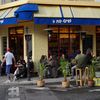 Des clients sont assis à une terrasse de café, à Paris, le 21 mai 2021. (MYRIAM TIRLER / HANS LUCAS / AFP)
