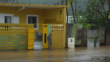 L’alerte rouge a été levée, lundi 13 janvier, à Mayotte après le passage d’une nouvelle tempête tropicale. Les pluies ont provoqué d’importantes inondations et les dégâts sont importants.