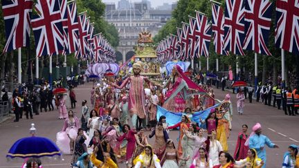 Des artistes défilent pour le jubilé de la reine d'Angleterre, le 5 juin 2022 à Londres (Royaume-Uni). (FRANK AUGSTEIN / AFP)