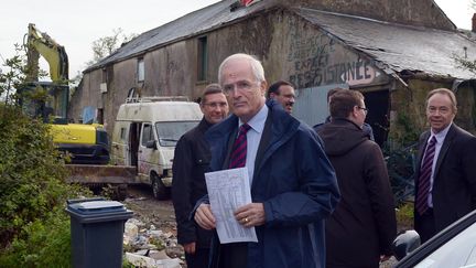 Le pr&eacute;fet de Loire-Altantique, Christian de Lavern&eacute;e, devant une maison &eacute;vacu&eacute;e sur le site o&ugrave; doit &ecirc;tre construit l'a&eacute;roport de Notre-Dame-des-Landes. (DAMIEN MEYER / AFP)