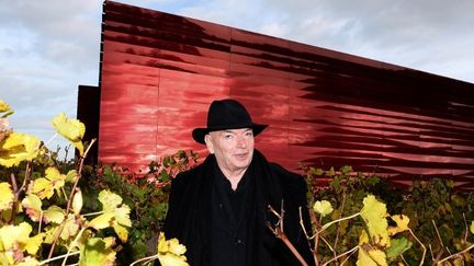 Jean Nouvel pose dans le célèbre vignoble de Saint-Emilion devant son nouvel ouvrage : le Château La Dominique 
 (JEAN-PIERRE MULLER / AFP)