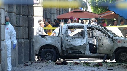 Un kamikaze a visé un véhicule de police sur la principale avenue de Tunis, le 27 juin 2019.&nbsp; (FETHI BELAID / AFP)