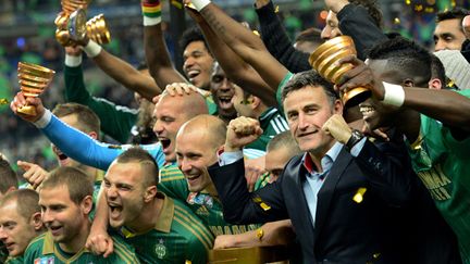 Les joueurs de Saint-Etienne et le coach Christophe Galtier fêtent la victoire en Coupe de la Ligue