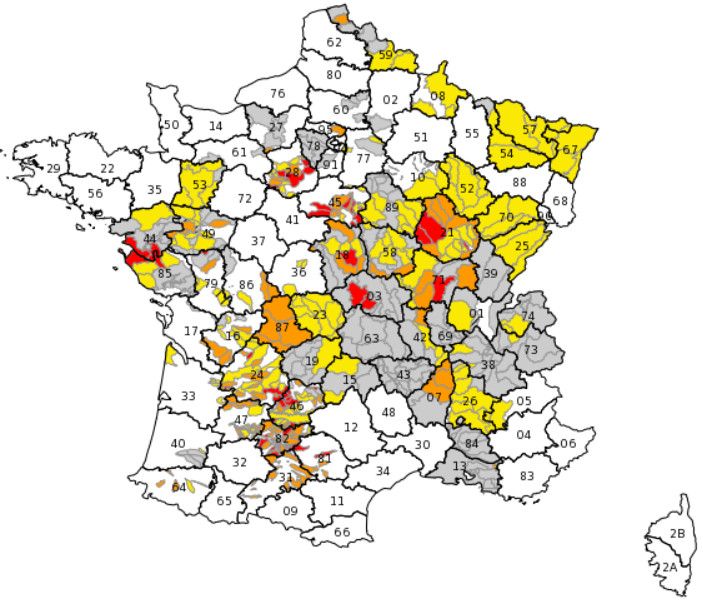 Carte de la vigilance sécheresse, au 24 juillet 2020. En rouge, les zones dites "en crise", en orange celles "en alerte&nbsp;renforcée", en jaune celles "en alerte" et en gris celles placées sous "vigilance". (PROPLUVIA)