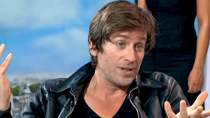 Thomas Dutronc sur le plateau du 13 Heures de France 2.
 (France 2)