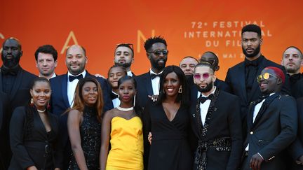 Le casting du film "Les Misérables" sur les marches du Festival de Cannes, le 15 mai 2019. (ALBERTO PIZZOLI / AFP)