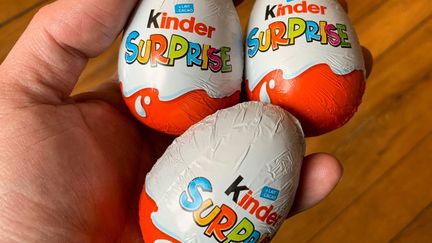 Des œufs Kinder Surprise font partie des produits rappelés par le groupe Ferrero. (RICCARDO MILANI / HANS LUCAS / AFP)