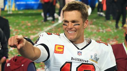 Tom Brady célèbre la victoire de son équipe des Tampa Bay Buccaneers lors du Super Bowl, le 7 février 2021. (MIKE EHRMANN / AFP)