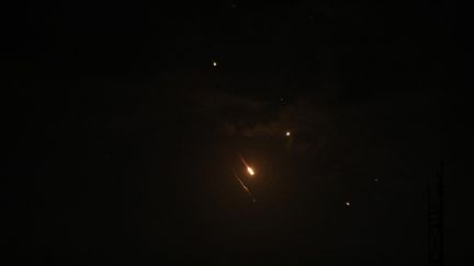 Des missiles dans le ciel de Gaza, après l'attaque de l'Iran lancée dans la nuit du 13 au 14 avril 2024. (DAWOUD ABO ALKAS / ANADOLU / AFP)