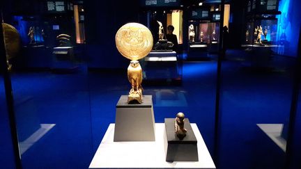 Figurine d'Horus sous les traits d'un faucon solaire. Exposition "Toutânkhamon, le trésor du pharaon" du 23 mars au 15 septembre 2019 à la Grande Halle de La Villette à Paris. (ANNE CHÉPEAU / RADIO FRANCE)