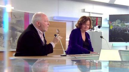 MEPs Nathalie Loiseau and Bernard Guetta were invited to answer questions from viewers and Gilles Bornstein on the set of the interactive show "#WeAnswer"Friday November 24, 2023. (FRANCEINFO)