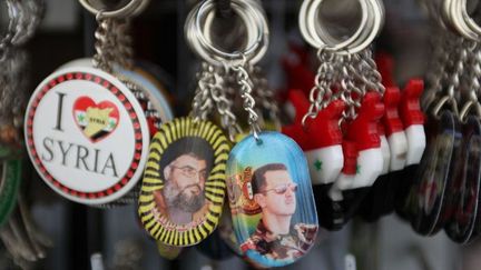 Effigies du chef du Hezbollah libanais, Hassan Nasrallah, et du président syrien, Bachar al-Assad, vendues en porte-clés dans des boutiques de souvenirs de Damas en septembre 2013. (MARTIN LEJEUNE / DPA / DPA PICTURE-ALLIANCE/AFP)