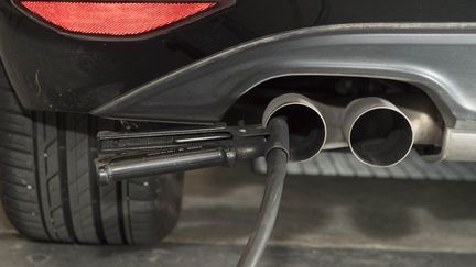 Un véhicule diesel testé en Allemagne, en août 2017.&nbsp; (THOMAS KIENZLE / AFP)