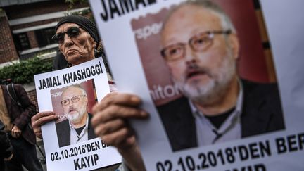 Des manifestants brandissent le portrait du journaliste saoudien Jamal Khashoggi, le 9 octobre 2018 à Istanbul (Turquie). (OZAN KOSE / AFP)